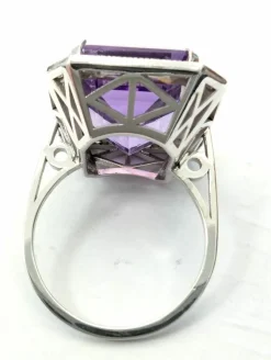 Bague en or blanc avec améthyste naturelle et diamants