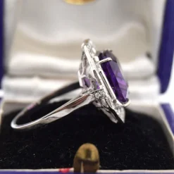 Bague en or blanc avec améthyste et diamants