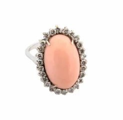 Bague en or blanc avec corail rose et diamants