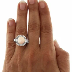Bague en or blanc avec corail et diamants