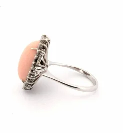 Bague en or blanc avec corail rose et diamants
