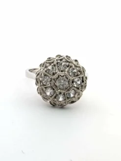 Bague en or blanc avec des diamants