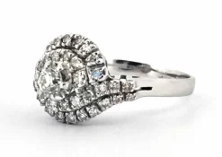 Bague en or blanc avec des diamants