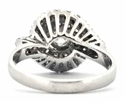 Bague en or blanc avec des diamants