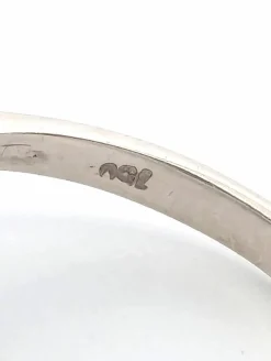 Bague en or blanc avec des diamants