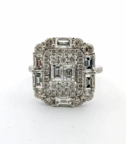 Bague en or blanc avec diamants baguette et brillant