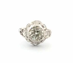 Bague en or blanc avec diamant central et diamants latéraux