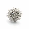 Bague en or blanc avec diamant central et diamants latéraux