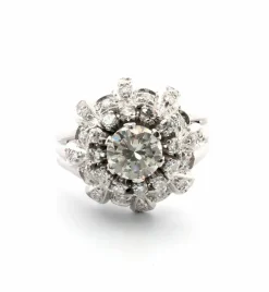 Bague en or blanc avec diamant central et diamants latéraux