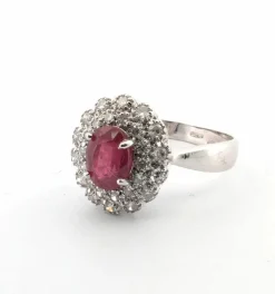 Bague en or blanc avec diamants et rubis central