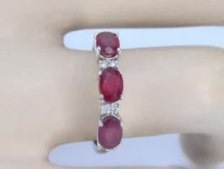 Bague en or blanc avec diamants et rubis