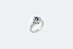 Bague en or blanc avec diamants et saphir