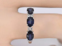 Bague en or blanc avec diamants et saphir