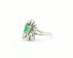 Bague en or blanc avec diamants et émeraude 1,81 ct