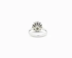 Bague en or blanc avec diamant central et pavé
