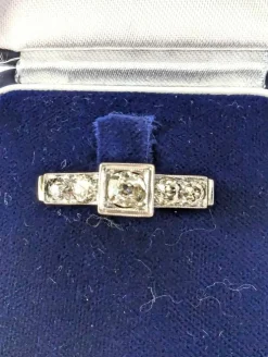 Bague en or blanc avec diamants