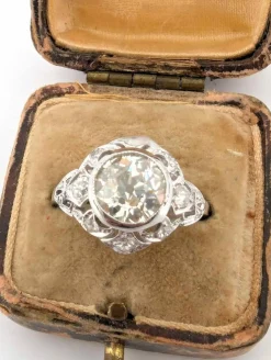 Bague en or blanc avec diamant central et diamants latéraux