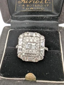 Bague en or blanc avec diamants baguette et brillants