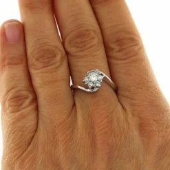 Bague en or blanc avec diamants taille brillant en forme de fleur
