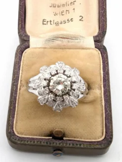 Bague en or blanc avec diamant central et diamants latéraux