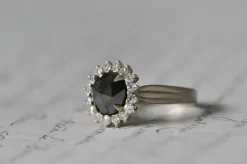 Bague en or blanc avec diamant taille rose antique
