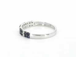 Bague en or blanc avec diamants et saphirs