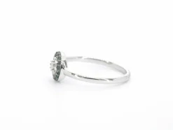 Bague en or blanc avec diamants et émeraude