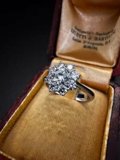 Bague en or blanc avec diamants