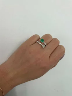 Bague en or blanc avec diamants et émeraude de la vieille mine