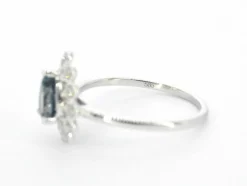 Bague en or blanc avec diamants et topaze