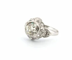Bague en or blanc avec diamant central et diamants latéraux