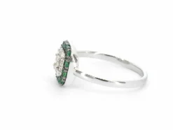 Bague en or blanc avec diamants et émeraude