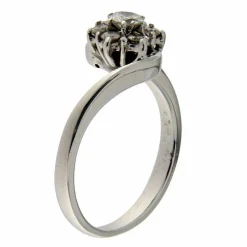 Bague en or blanc avec diamants taille brillant en forme de fleur