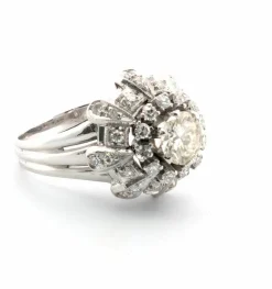 Bague en or blanc avec diamant central et diamants latéraux