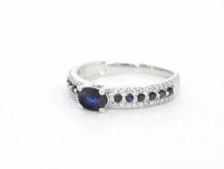 Bague en or blanc avec diamants et saphirs
