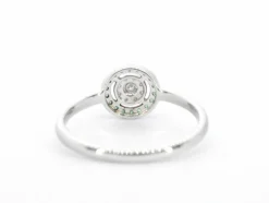Bague en or blanc avec diamants et émeraude