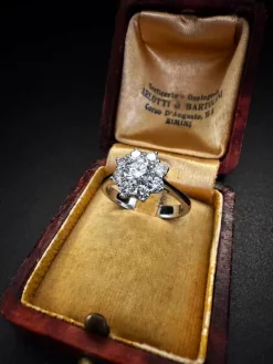 Bague en or blanc avec diamants