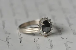 Bague en or blanc avec diamant taille rose antique