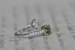 Bague en or blanc avec diamants et émeraude de la vieille mine