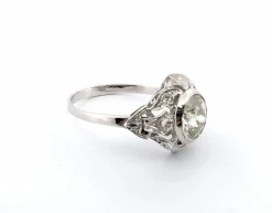 Bague en or blanc avec diamant central et diamants latéraux