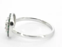 Bague en or blanc avec diamants et émeraude