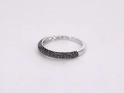 Bague en or blanc avec diamants noirs taille brillant
