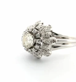 Bague en or blanc avec diamant central et diamants latéraux