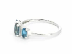 Bague en or blanc avec diamants et topaze