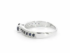 Bague en or blanc avec diamants et saphirs