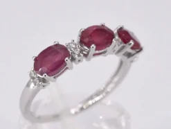 Bague en or blanc avec diamants et rubis