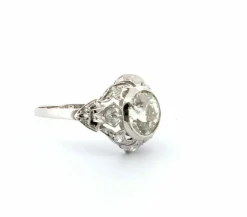 Bague en or blanc avec diamant central et diamants latéraux