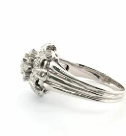 Bague en or blanc avec diamant central et diamants latéraux