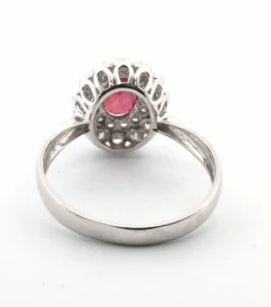 Bague en or blanc avec diamants et rubis central