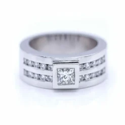 Bague en or blanc avec diamant taille princesse